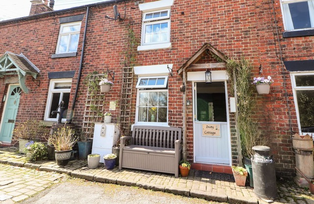 DAISY COTTAGE, pet friendly, with open fire in Cheddleton