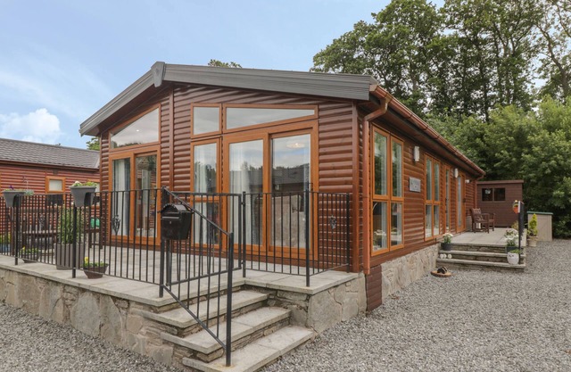 DAISY LODGE, pet friendly, country holiday cottage in Auchterarder