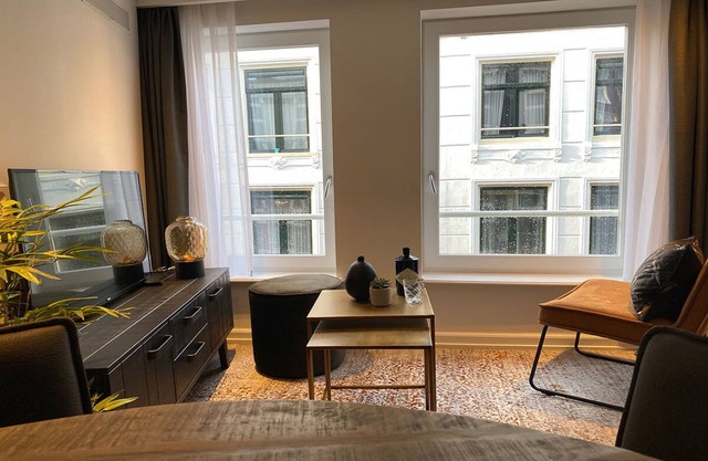 Damrak Short Stay Amsterdam