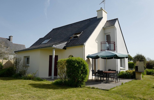 Darkens a stone's throw from the sea