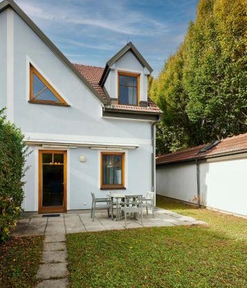 DAS BURGENNEST, Bademantelgang zur Therme Lutzmannsburg, Garten, Parkplatz