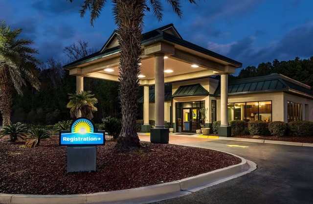 Days Inn by Wyndham Richmond Hill/Savannah