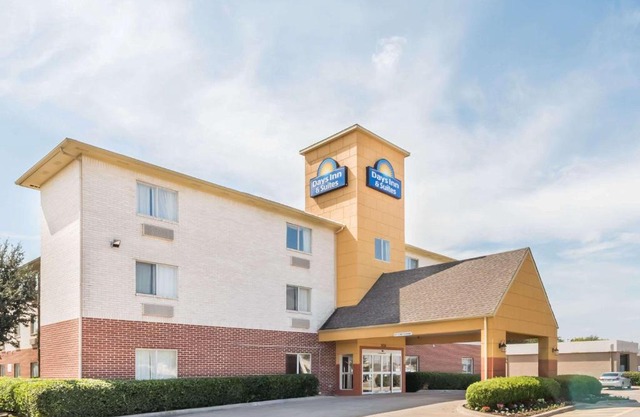 Days Inn & Suites by Wyndham Dallas
