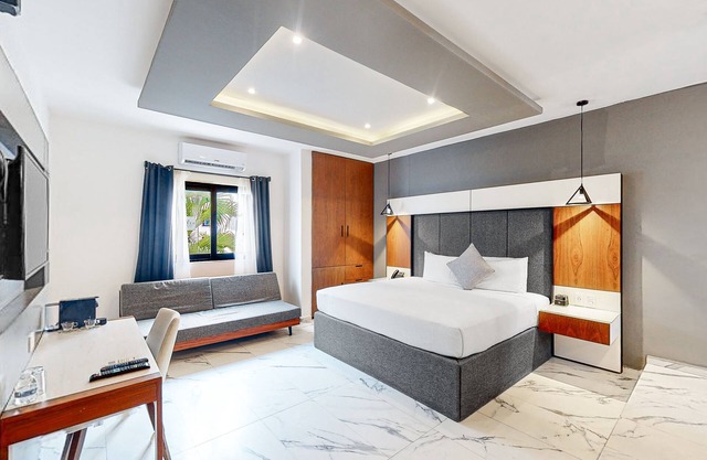 Dazzling, centrally located apartment with luxe finishes and a shared pool