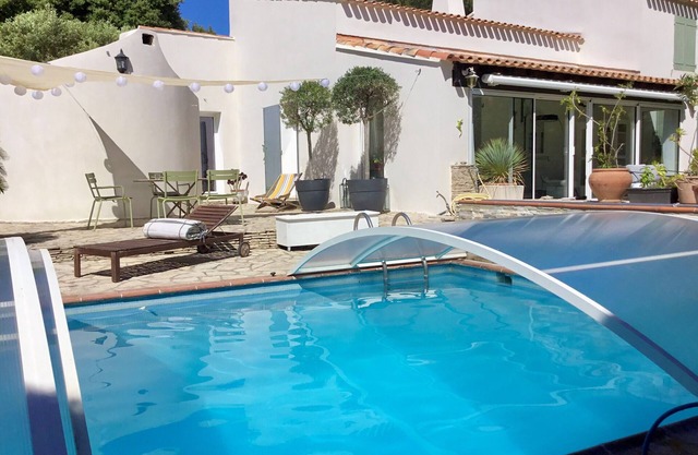 Dead end villa with swimming pool near the sea