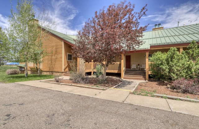 Deck Pet-Friendly Treehouse Condo: Cozy, Great Location, Mountain Views, Near Dining & Hot Springs