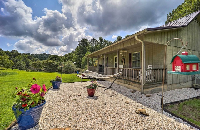 Deep Gap Cottage w/Fire Pits - Hike & Ski!