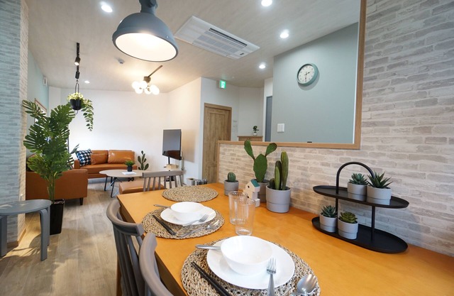 Deep Osaka! B runway 2 minutes from the station! Ideal location for sightseeing in Namba & USJ Osaka! Up to 10 people are allowed at the same price.