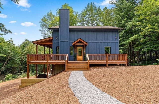 Deer Creek Cabin private new home near Hendersonville w/hot tub, fireplace, free Biltmore pass
