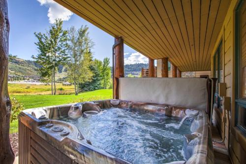 Deer Valley Pet Friendly Hot Tub, Cabin Vibes, Great Views!