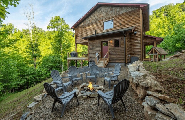 Deerfield Cabin | Luxe Views, Fire Pit, Soaking Tubs + Biltmore Pass