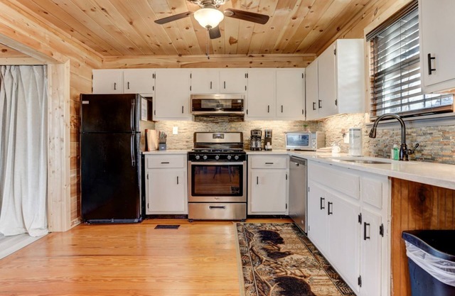 Deja View - Take in tranquil wooded views and soak in the hot tub!