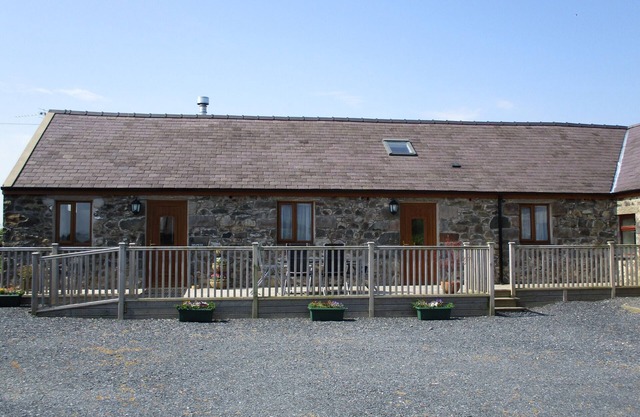 Delfryn at Hendre Barns: Level Access Barn, Stunning Views, 10 Mins From Beaches