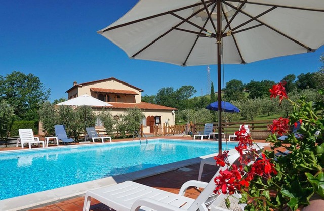 Delightful accommodation with restaurant in Tuscan countryside and close to the sea.