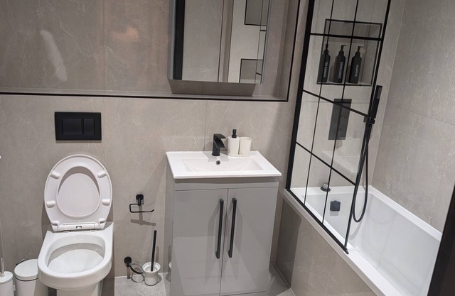 Delightful 2BR Flat | 12mins to Woodside Park | ST