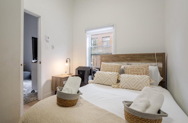 Delightful 2BR in Village Downtown