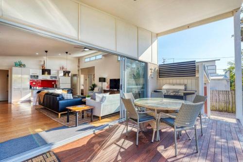 Delightful Dicky Beach Holiday House