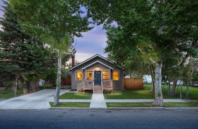 Delightful DOWNTOWN CODY Craftsman Style House !
