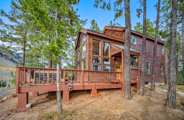 Delightful mountain retreat, NEW private hot tub, fireplace, deck, & great views