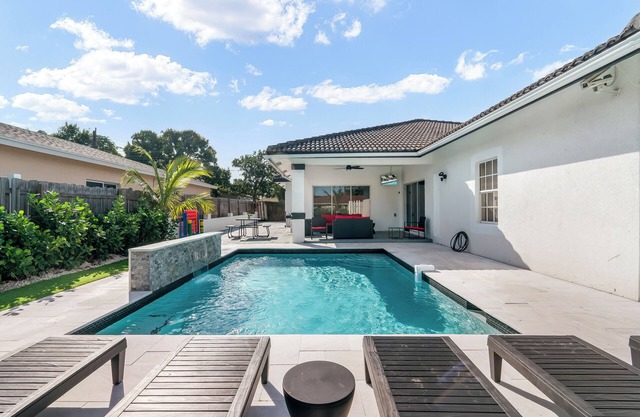 Delray Castle-Minutes to the beach and Atlantic Ave