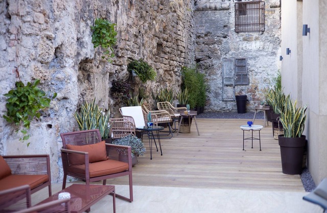 Deluxe 1 outdoor swimming pool in historical location