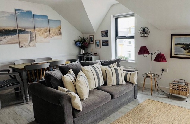 Deluxe 2 bedroom apartment 100 metres from beach