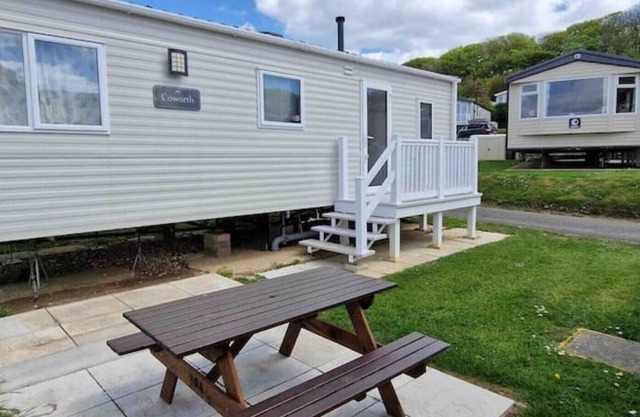 Deluxe 2 Bedroom Caravan Sleeps 6 with WI-FI
