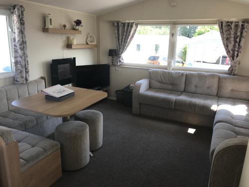 Deluxe 3 bedroomed caravan on Marton Mere with CH DG and decking