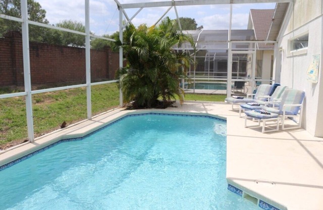 Deluxe 4 bed 2 bath pool home at The Manors, Westridge near Disney, Orlando
