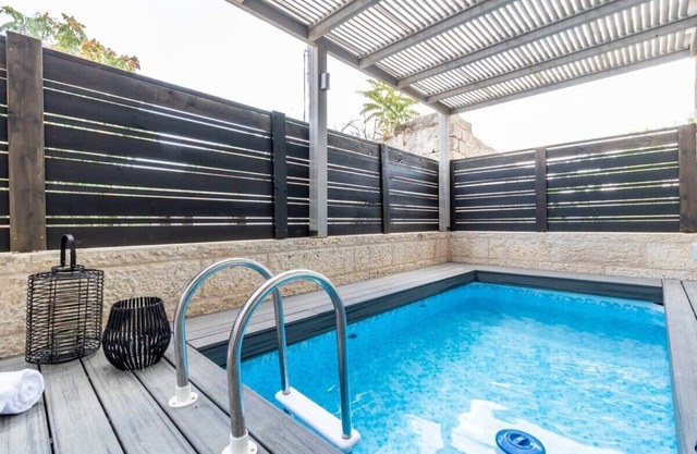 Deluxe 4BR Garden/Pool/Parking In City Center