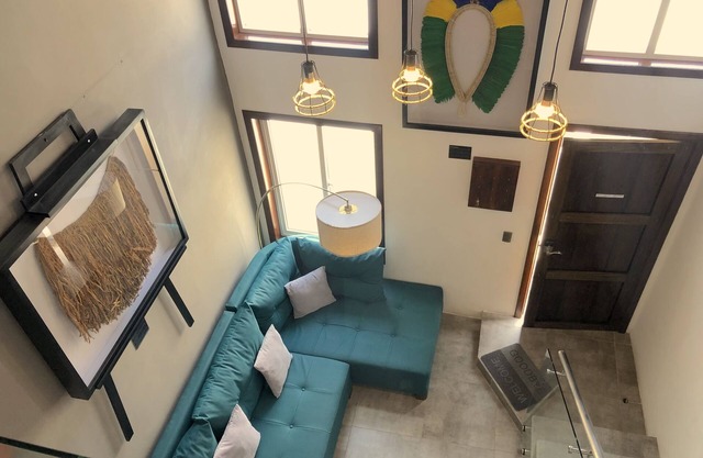 Deluxe Art Gallery Loft (Free Parking)