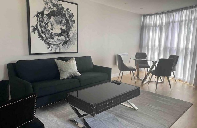 Deluxe Cardiff Centre Apartment with FREE PARKING