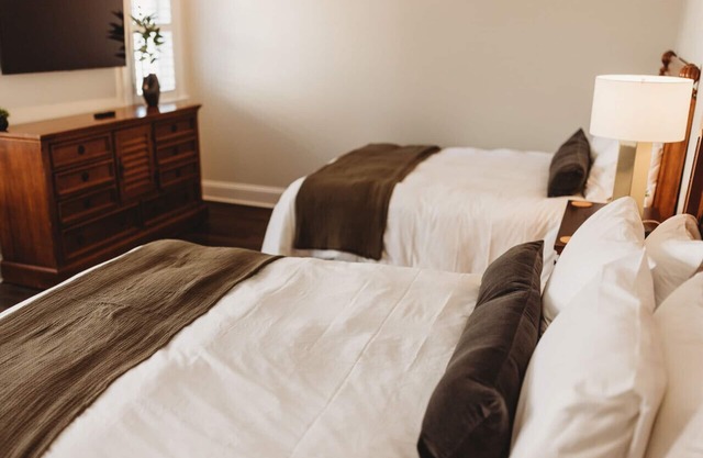 Deluxe Guestroom - 2 Queens · The Jefferson Inn Rm. 4