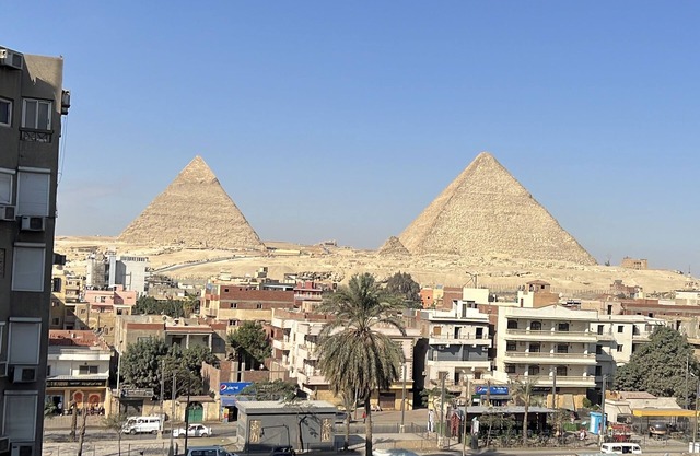 Deluxe Pyramids view apartment