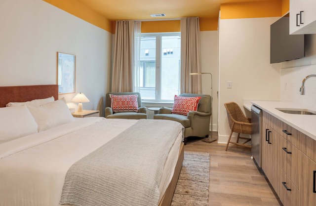 Deluxe Queen | The Gilmore Hotel by AvantStay