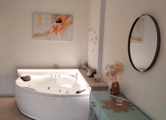 Deluxe Romantic Suite