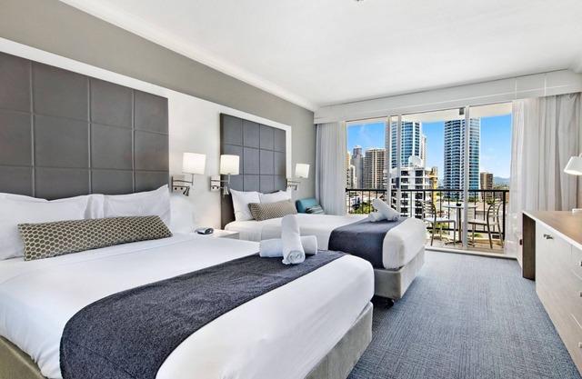 Deluxe Twin Studio in Surfers Paradise - CoastHM