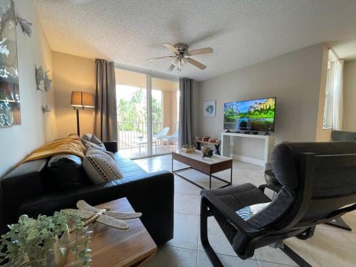 Deluxe Yacht Club Condo Near the Beach