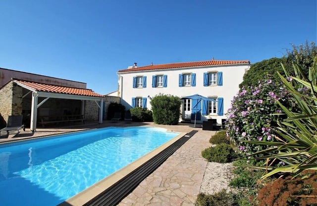 Demeure de Beauregard, nice swimming pool, large garden, close to the beach