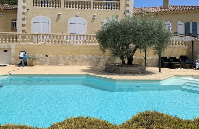 Demeure Provençale au Coeur des Oliviers et des Champs de Lavande