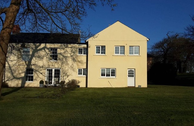 Denant House · Peaceful Spacious House with Woodland & Log Fire