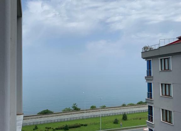 Deniz ve dağ manzaralı daire
