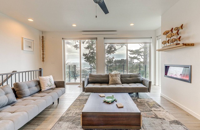 Depoe Bay Townhome w/Deck & Stunning Ocean Views!