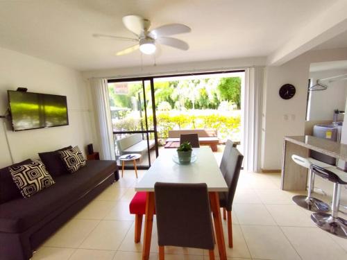 Descanso y diversión cerca del parque del café