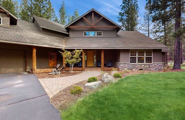 Deschutes Forest views with game room, pools, hot tub, & on-site golf