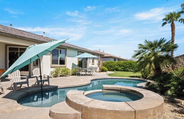 Desert home with Pool and Spa!n2 private rooms w/private bathroom