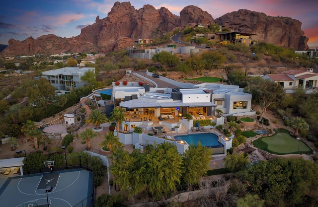 Desert Luxe Escape | Infinity Pool Courts Wi-Fi