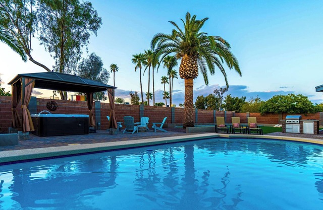 Desert Oasis with Pool Patio 5BR 3BA Near PV