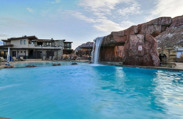 DesertMoab Escape | 3BR Condo Pool & RedRock View C2