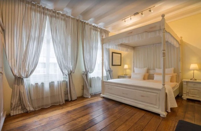 Design apartment 1 with four-poster bed, WLAN, SAT, ground floor.